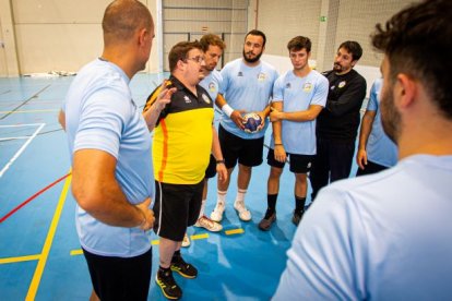 Lluelles da indicaciones a sus jugadores en un entrenamiento. MARIO TEJEDOR