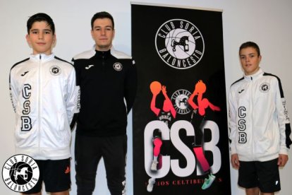 Víctor Chamarro, el entrenador Rubén Sanz y Diego Valero, los tres representantes del CSB en la preselección regional. HDS