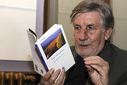 El periodista y escritor soriano Abel Hernández. / VALENTÍN GUISANDE-