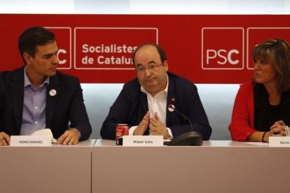 Pedro Sánchez, Miquel Iceta y Núria Marín, este lunes en la ejecutiva del PSC.-ALBERT BERTRAN