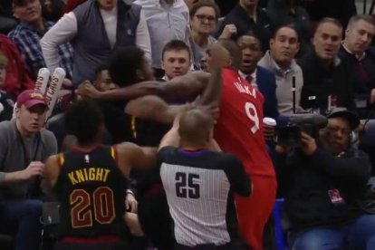 Pelea de Ibaka y Chriss en pleno partido.-YOUTUBE