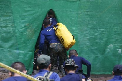 Uno de los buceadores entra en la cueva-SAKCHAI LALIT