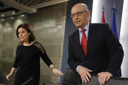 La vicepresidenta en funciones, Soraya Sáenz de Santamaría, y el ministro de Hacienda en funciones, Cristóbal Montoro, al inicio de la rueda de prensa posterior al Consejo de Ministros.-