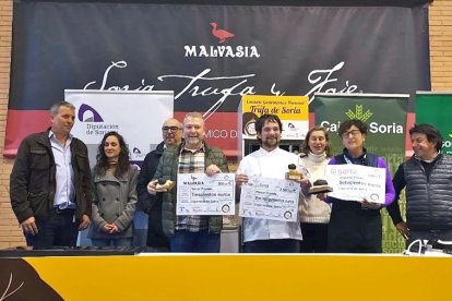 Ganadores del concurso gastronómico con sus diplomas.-R. FERNÁNDEZ