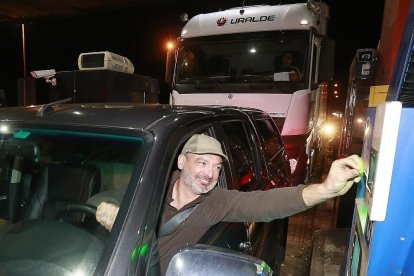 Algunos de los últimos conductores en pagar peaje iban saliendo de la AP-1 en Castañares al cierre de esta edición. --RAÚL OCHOA