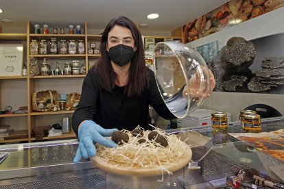 Lonja del mercado con trufas recien cogidas - Mario Tejedor