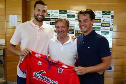 Grego, Eduardo Rubio y Pablo Larrea posan con la camiseta del Numancia tras la presentación.-Álvaro Martínez