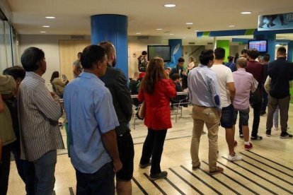 Un grupo de personas hacen cola en una oficina de Empleo en Barcelona.-RICARD CUGAT