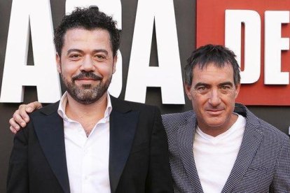 Jesús Colmenar y Álex Pina, director y creador de la serie ’La casa de papel’.-PABLO CUADRA