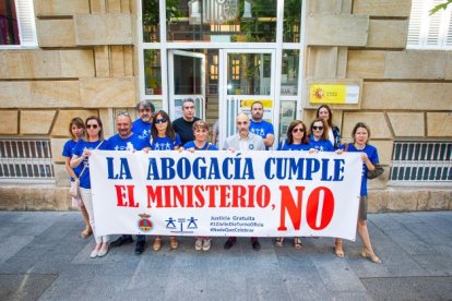 Manifestación reivindicativa de los abogados del turno ante la Subdelegación del Gobierno. MARIO TEJEDOR