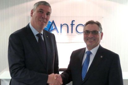 El nuevo presidente de Anfac, José Vicente de los Mozos (izquierda), y Antonio Cobo, el anterior presidente.-EL PERIÓDICO