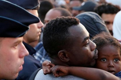 La policía francesa desaloja a unos inmigrantes de la calle en Porte de la Chapelle, en el norte de París, en julio del 2017.-/ REUTERS / PASCAL ROSSIGNOL