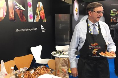 Samuel Moreno, ayer con el torrezno de Soria en San Sebastián Gastronomika-HDS