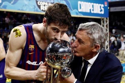 Svetislav Pesic besa la Copa del Rey junto al capitán Tomic tras la final.-MARISCAL (EFE)