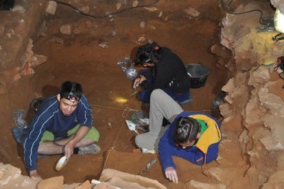 Ocho personas han participado en la excavación que finaliza está semana.-JESÚS RODRÍGUEZ