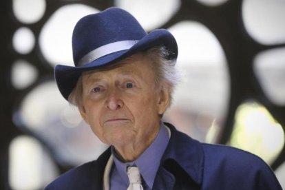 El escritor Tom Wolfe, durante la presentación de la novela Bloody Miami en Barcelona, en el 2013.-/ DANNY CAMINAL