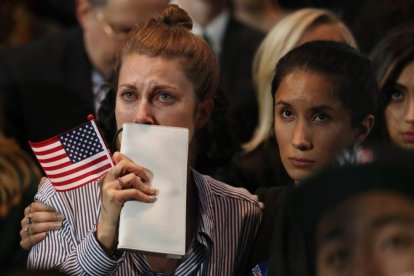 La reacción de los seguidores de la candidata demócrata Hillary Clinton al confirmarse su derrota electoral, el martes 8 de noviembre de 2016, en el Jacob K. Javits Convention Center, en Nueva York (Estados Unidos).-JUSTIN LANE / EFE