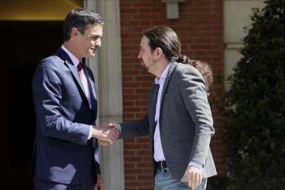 Pedro Sánchez y Pablo Iglesias, el pasado 7 de mayo en la Moncloa.-DAVID CASTRO