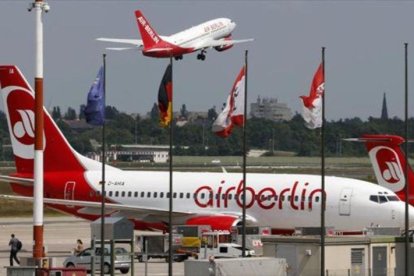 Un avión de Air Berlin despega del aeropuerto berlinés de Tegel.-REUTERS / FABRIZIO BENSCH