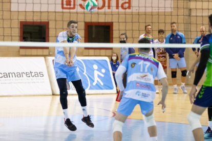 Pepe Villalba en el momento de recibir en el partido del pasado sábado ante Palma. GONZALO MONTESEGURO