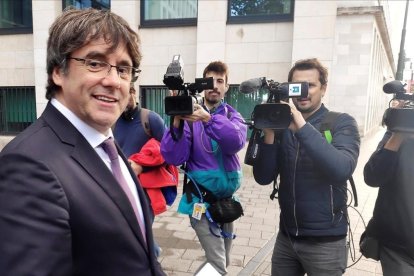 El expresidente de la Generalitat Carles Puigdemont a la salida de la fiscalia de Bruselas. / JAVIER ALBISU/EFE-EFE / JAVIER ALBISU