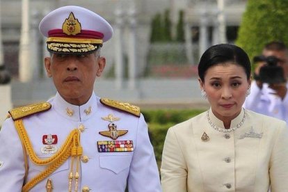 El rey de Tailandia Maha Vajiralongkorn y la reina Suthida, tras mostrar sus respetos ante la estatua del rey Rama V, en la plaza Real de Bangkok.-REUTERS