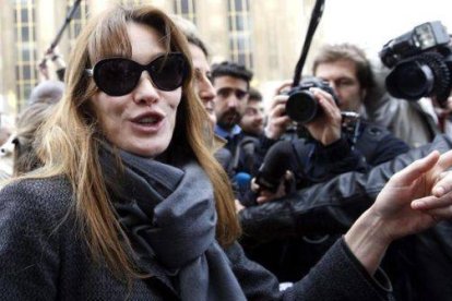 Carla Bruni asiste a una movilización el pasado mes de mayo en París.-Foto: EFE / CHRISTOPHE KARABA