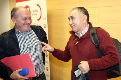 El secretario general de UGT, Pepe Álvarez (D), interviene en una asamblea de delegados y afiliados, junto al secretario autonómico del sindicato, Faustino Temprano (I)-ICAL