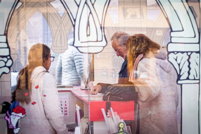 Turistas en la Oficina de Turismo.-MARIO TEJEDOR