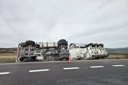 El camión todavía permanece esta tarde volcado en La Omeñaca. GONZALO MONTESEGURO