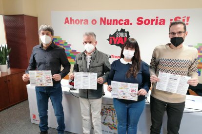 Los candidatos de Soria Ya con el programa para las elecciones. HDS