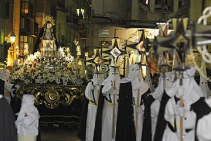 Procesión del Viernes Santo, retrasada por la lluvia. / REPORTAJE GRÁFICO: VALENTÍN GUISANDE-