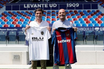 Los entrenadores del Valencia CF y del Levante UD, Marcelino García Toral y Paco López, posan este viernes tras una rueda de prensa conjunta. /-JUAN CARLOS CÁRDENAS (EFE)