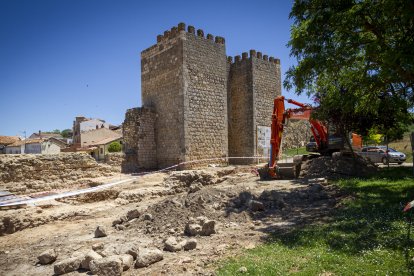 Inicio de las obras de regeneración de la muralla, junto a la Puerta del Mercado.-MARIO TEJEDOR