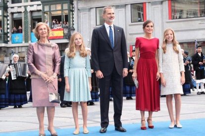 Los Reyes, Leonor, Sofía y la reina Sofía, a su llegada al Teatro Campoamor de Oviedo.-