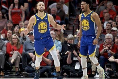 Curry y Cook, de los Warriors, felices tras su nueva victoria.-