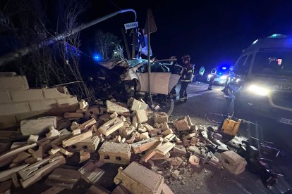 Tres heridos tras salirse de la vía un turismo y chocar contra un muro en la urbanización Las Lomas de León. BOMBEROS DE LEÓN-ICAL