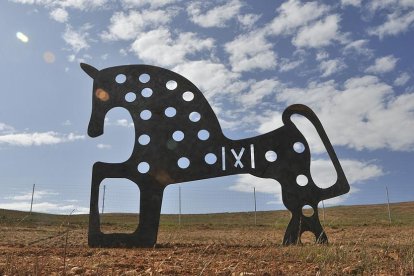 Un gigantesco caballito de Soria se erige desde el miércoles en la A–11 a la altura de Velasco.-VALENTÍN GUISANDE