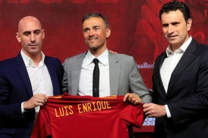 El seleccionador, flanqueado por Rubiales y Molina.-EFE