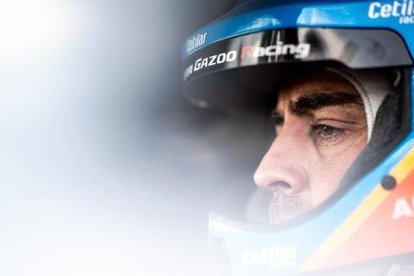 El asturiano Fernando Alonso, en el interior de su Toyota Hilux, en la primera etapa del Dakar-2020.-EL PERIÓDICO