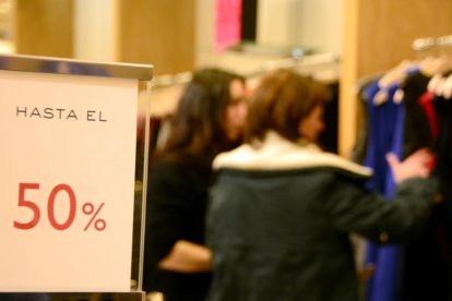 Las compras en rebajas cada vez son más racionales.-Álvaro Martínez