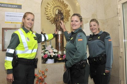 Raquel, Lorena y Marián junto a la Virgen del Pilar, patrona del Cuerpo, en la Comandancia de Soria.-VALENTÍN GUISANDE