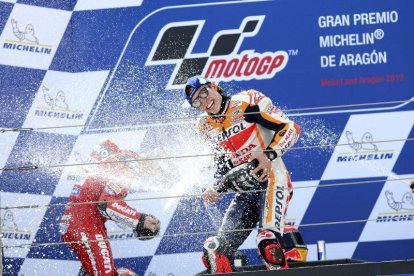 Marc Márquez, el domingo, en el podio de Alcañiz.-ÁNGEL DE CASTRO