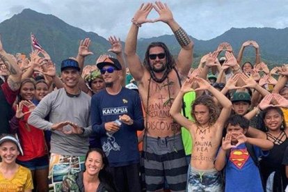 Jason Momoa, durante una protesta en Hawái.-INSTAGRAM