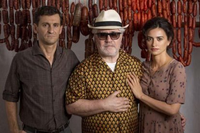 Asier Etxeandia, Pedro Almodóvar y Penélope Cruz.-MANOLO PAVÓN