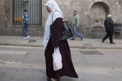 Una mujer con un velo islámico.-DANNY CAMINAL