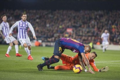 Boateng desperdicia un mano a mano con Jordi Masip.-JORDI COTRINA