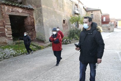 Vecinos de Barcones en busca de cobertura.- LAT