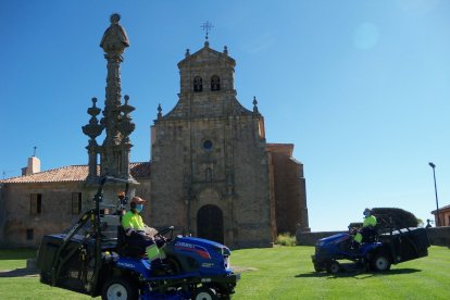 Dos trabajadores con los nuevos equipos