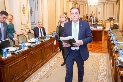 Benito Serrano a la entrada al Pleno de la Diputación. MARIO TEJEDOR